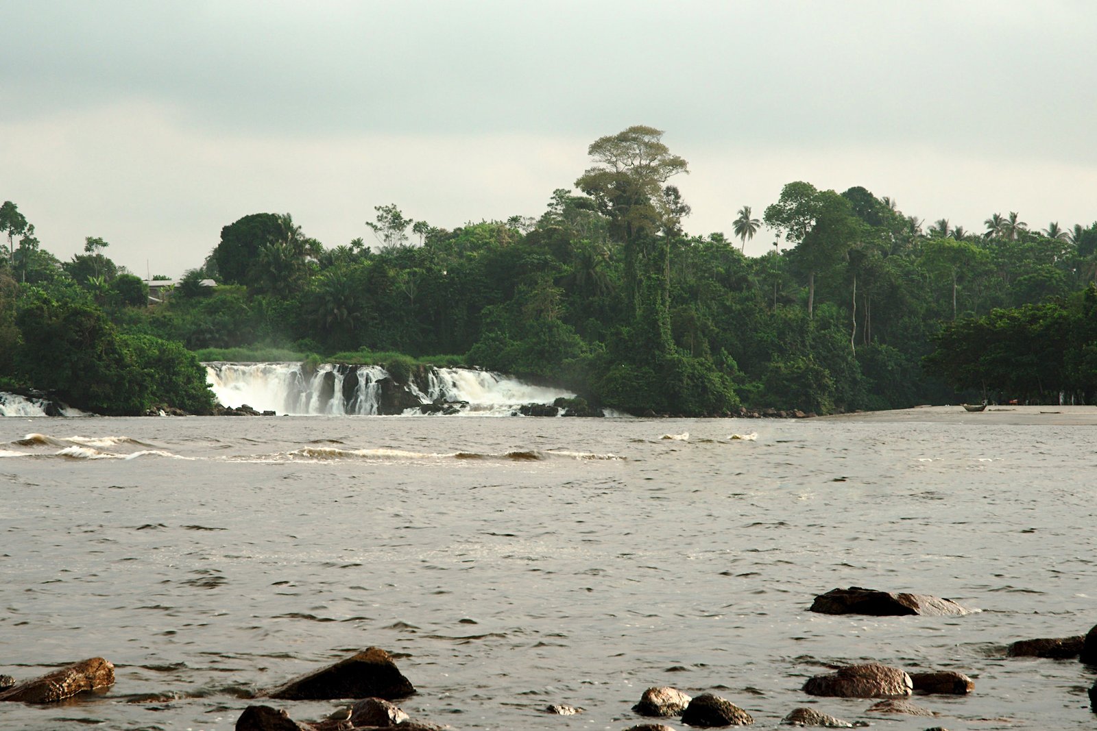 La plage de la Lobé : où la cascade embrasse l’océan